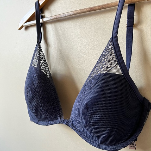 VS *adorable * lace detail plunge 32 DD - Picture 4 of 5